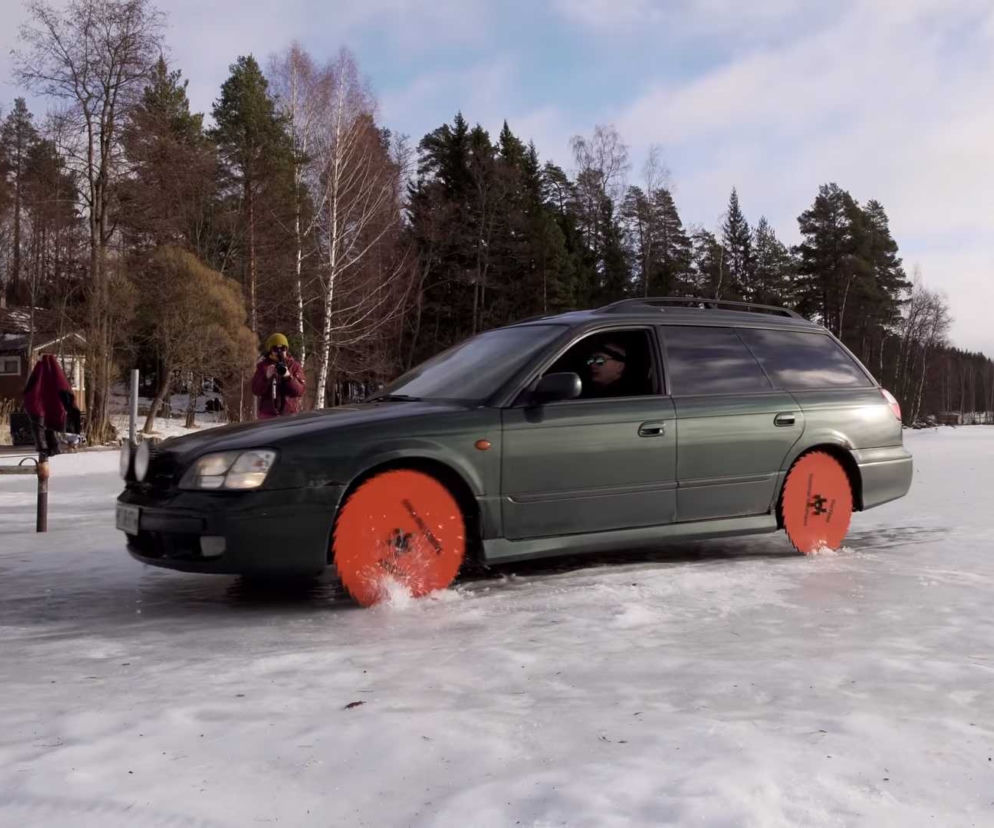 Subaru Legacy z piłami tarczowymi zamiast kół