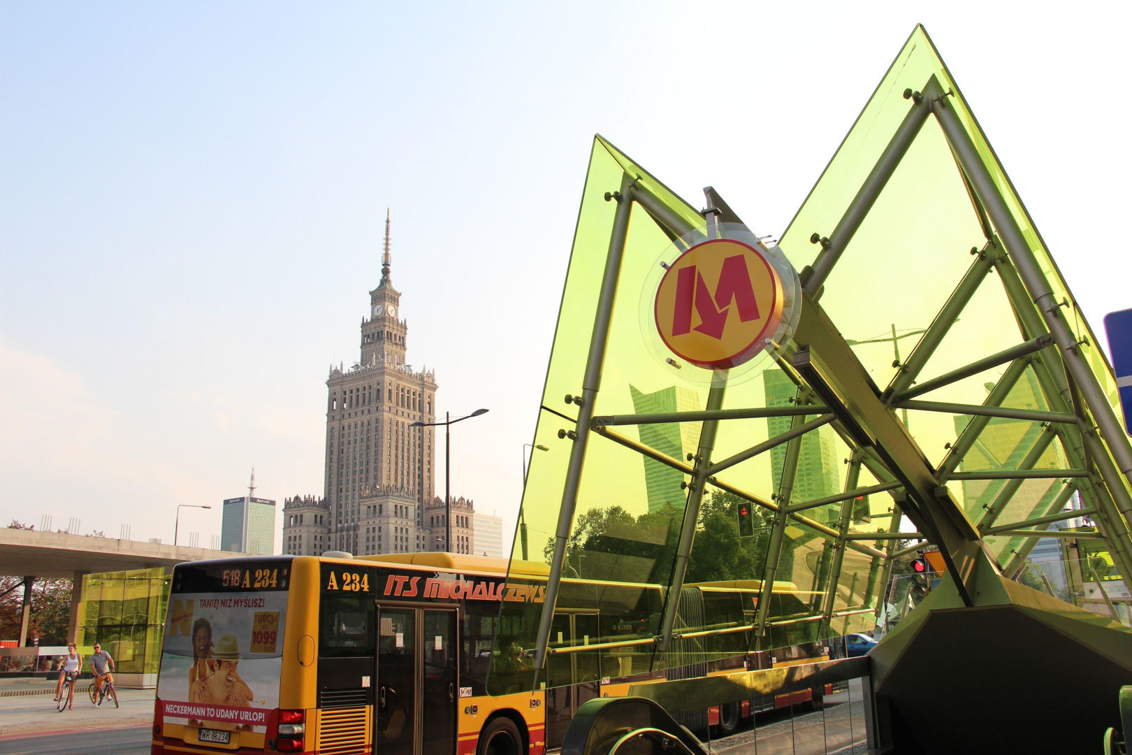 Wejście do stacji metra M2 Świętokrzyska w Warszawie