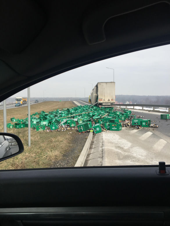 Utrudnienia na A4. Na jezdnię rozsypały się skrzynki z piwem [ZDJĘCIA]