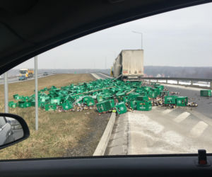 Utrudnienia na A4. Na jezdnię rozsypały się skrzynki z piwem [ZDJĘCIA]