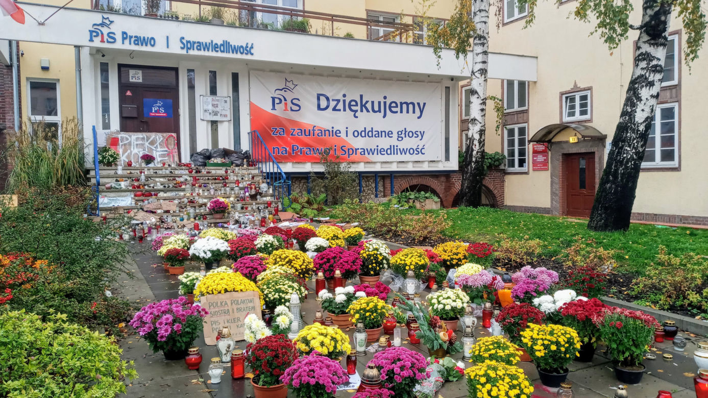 Chryzantemy i znicze pod siedzibą PiS w Szczecinie