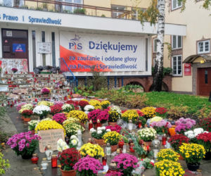 Chryzantemy i znicze pod siedzibą PiS w Szczecinie