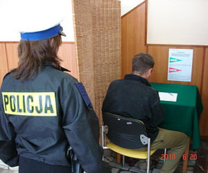 Głosował z policyjną obstawą 