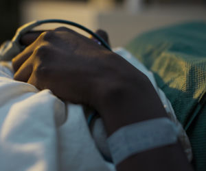 Groźna choroba zbiera coraz większe żniwo. Tysiące osób walczy z gwałtownymi objawami