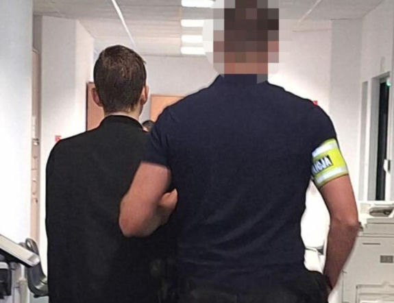 19-latek bił młotkiem matkę i jej partnera. Kobieta zmarła. „To sprawa skomplikowana”