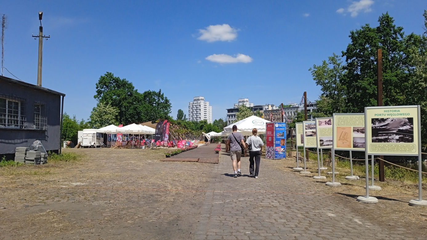 Byliśmy na otwarciu miejskiego Beach Baru. Tak wygląda Port Węglowy [ZDJĘCIA]