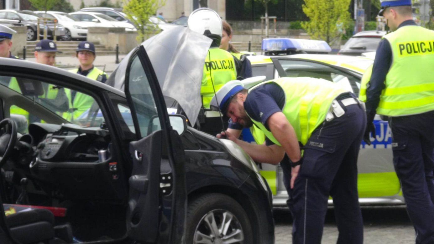 Warszawa. Ruszył z siekierą na policjantów przy Moście Poniatowskiego! Jest nagranie [WIDEO]