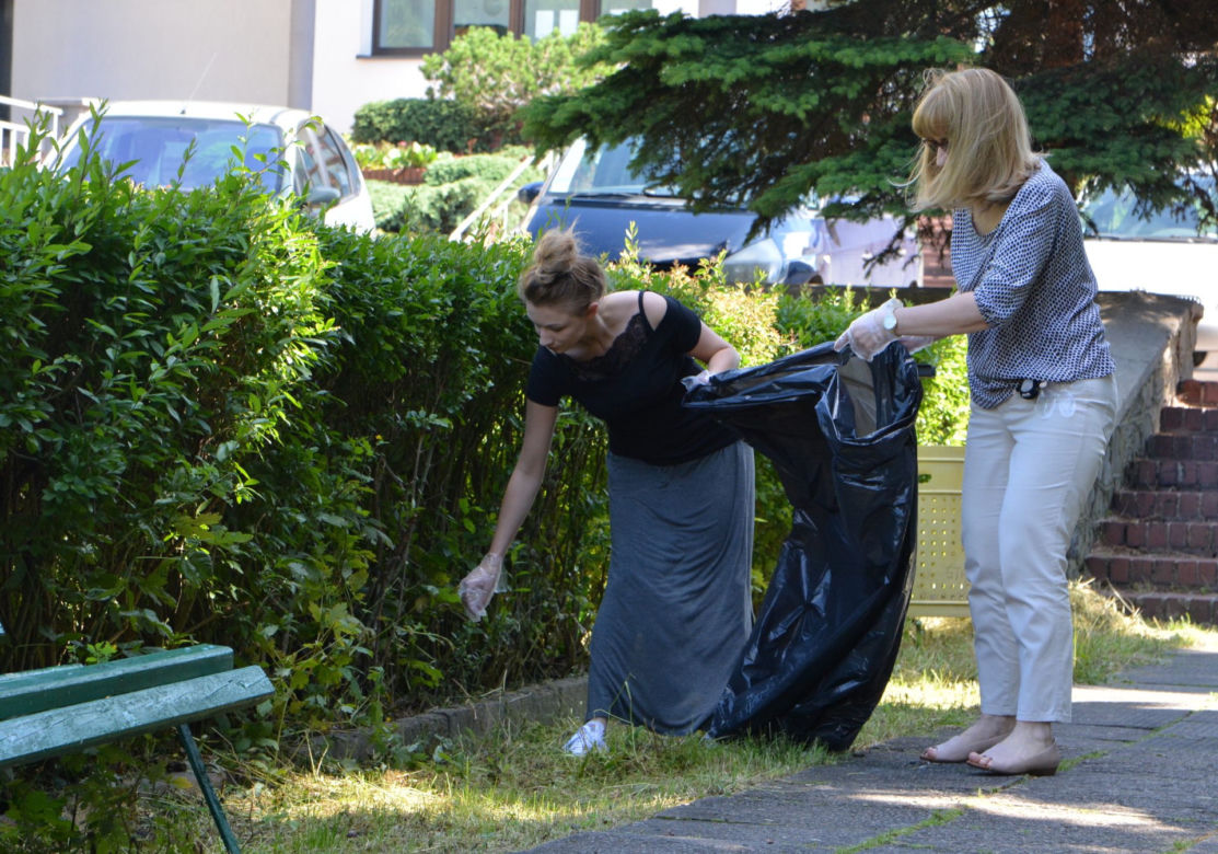 Starachowiczanie w czynie społecznym sprzątają miasto/ Park Kultury