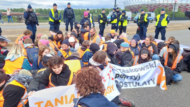 Protest Ostatniego Pokolenia na moście Poniatowskiego