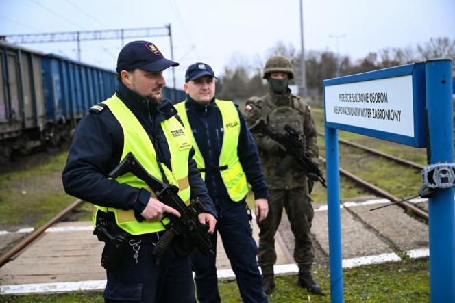 Wojsko patroluje dworzec w Koszalinie