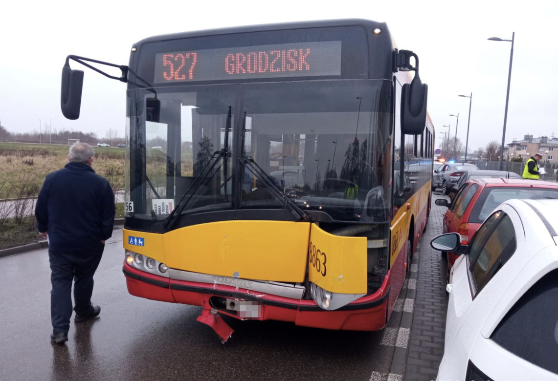 Wypadek na Białołęce. Autobus miejski skasował cztery samochody! Do szpitala trafiło 7-letnie dziecko