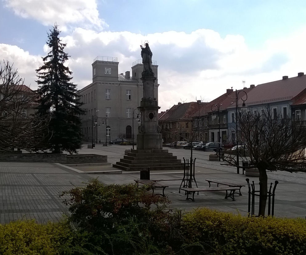 Rynek w Toszku z kolumną św. Jana Nepomucena na środku. O zabytkach tego śląskiego miasta przeczytasz na Eska Śląskie.