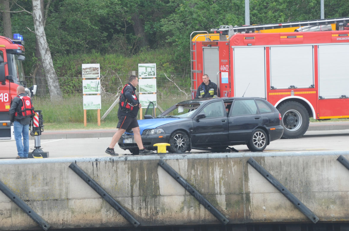 Auto w kanale portowym