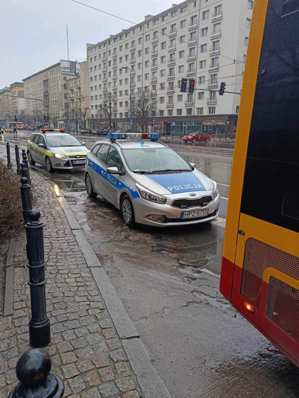 Warszawa. Autobusy miejskie ostrzelane na Marszałkowskiej. Na miejscu policja [ZDJĘCIA]