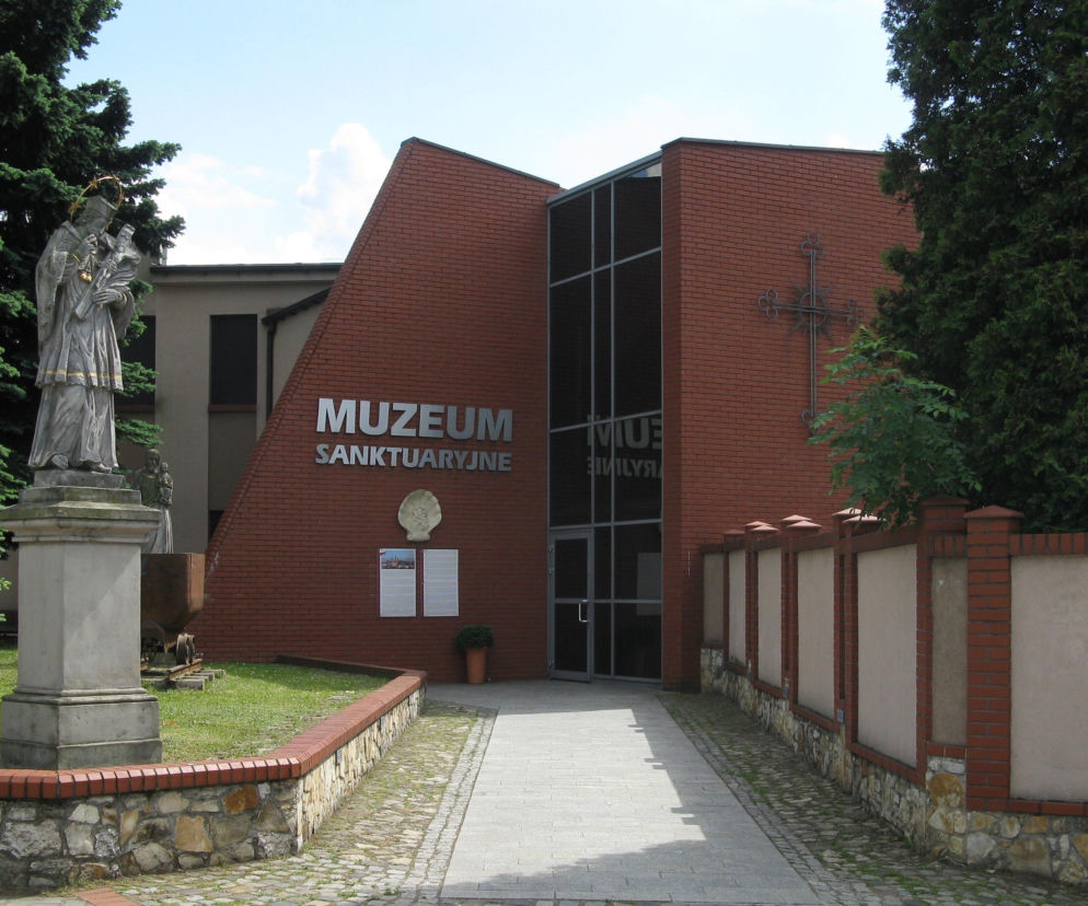 Muzeum Sanktuaryjne w Piekarach Śląskich obok figury świętego. O atrakcjach miasta przeczytasz na Eska Śląskie.