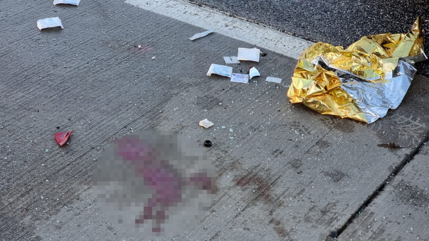 Koszmar na Ursynowie. Samochód dachował, kierowca wypadł na asfalt. Dramatyczna akcja służb