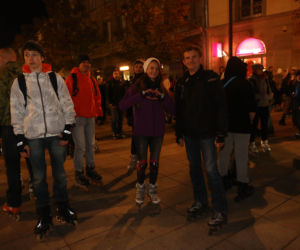 Nightskating. Warszawiacy przejechali stolicę na rolkach [Zdjęcia]