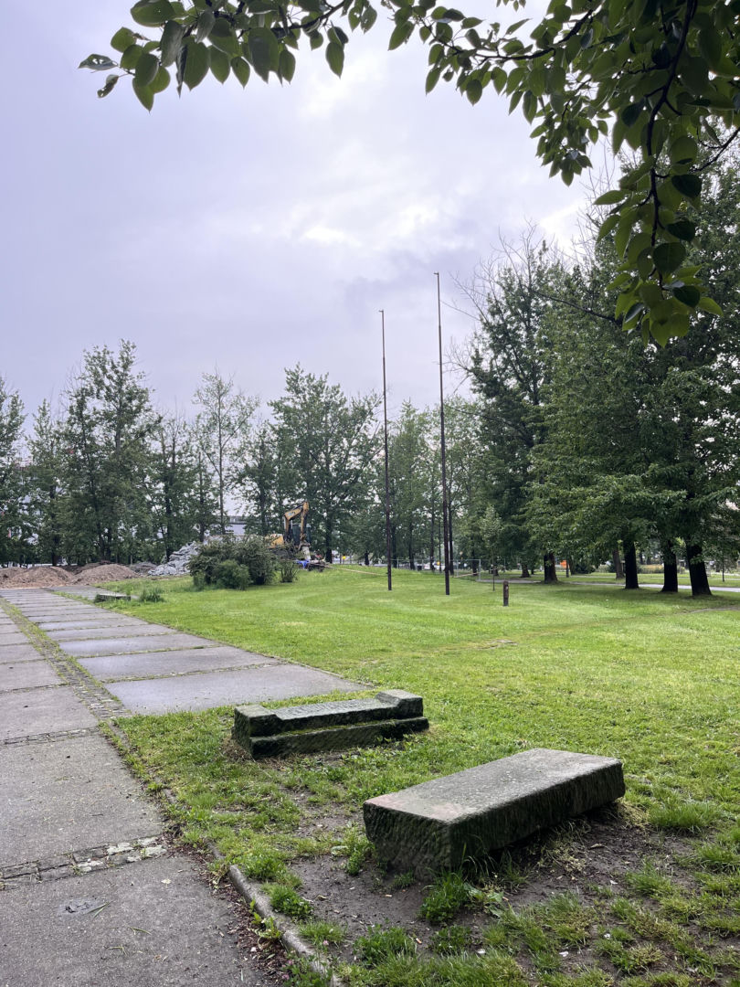 Rozbiórka cokołu po pomniku Koniewa