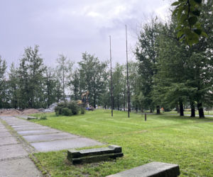 Rozbiórka cokołu po pomniku Koniewa