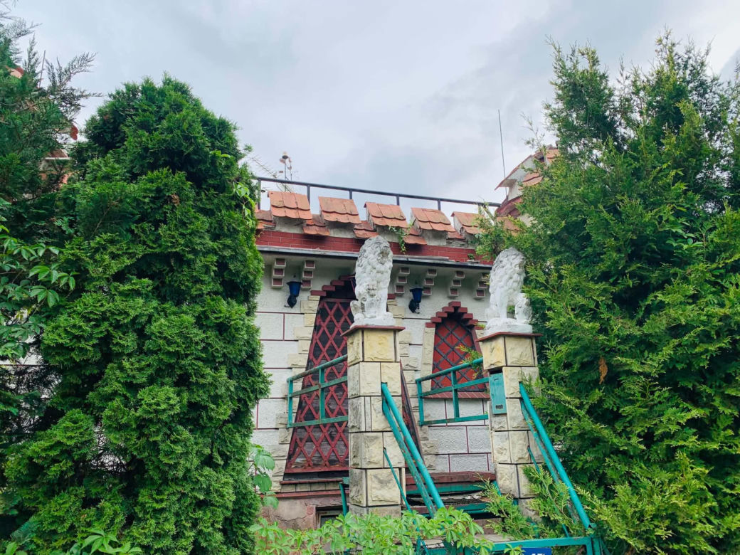 Zamek powstał w latach 90. w Żurczynie koło Bydgoszczy, prawdopodobnie na wzór niemieckiego pałacu Drachenburg