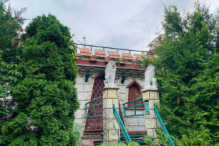 Zamek powstał w latach 90. w Żurczynie koło Bydgoszczy, prawdopodobnie na wzór niemieckiego pałacu Drachenburg