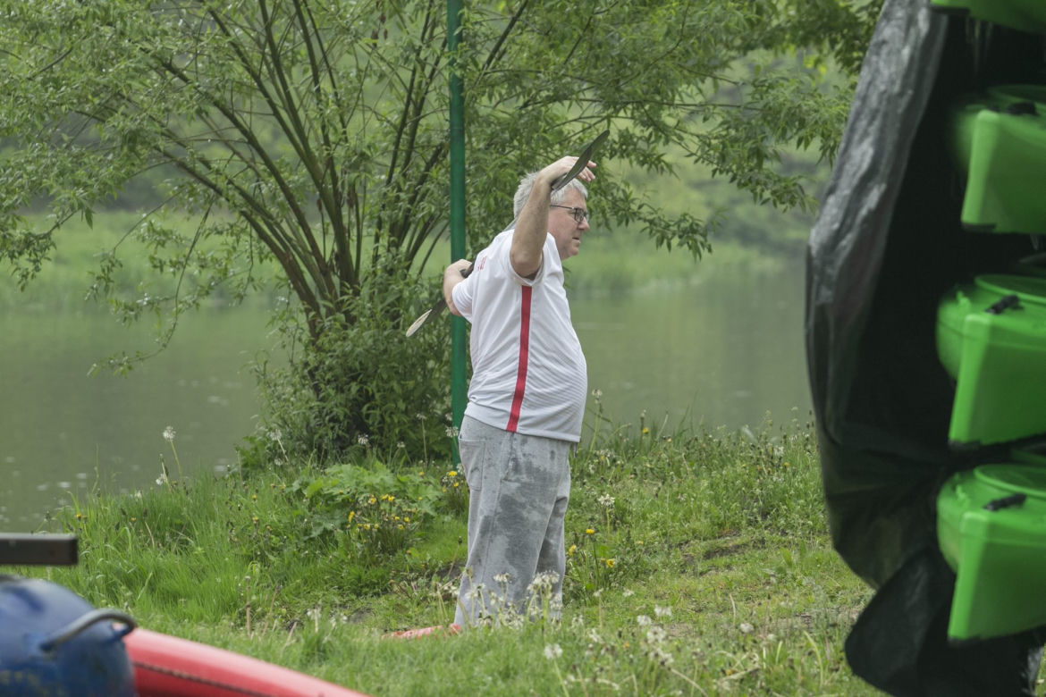 Ryszard Czarnecki spływa kajakiem rzeką Wkrą