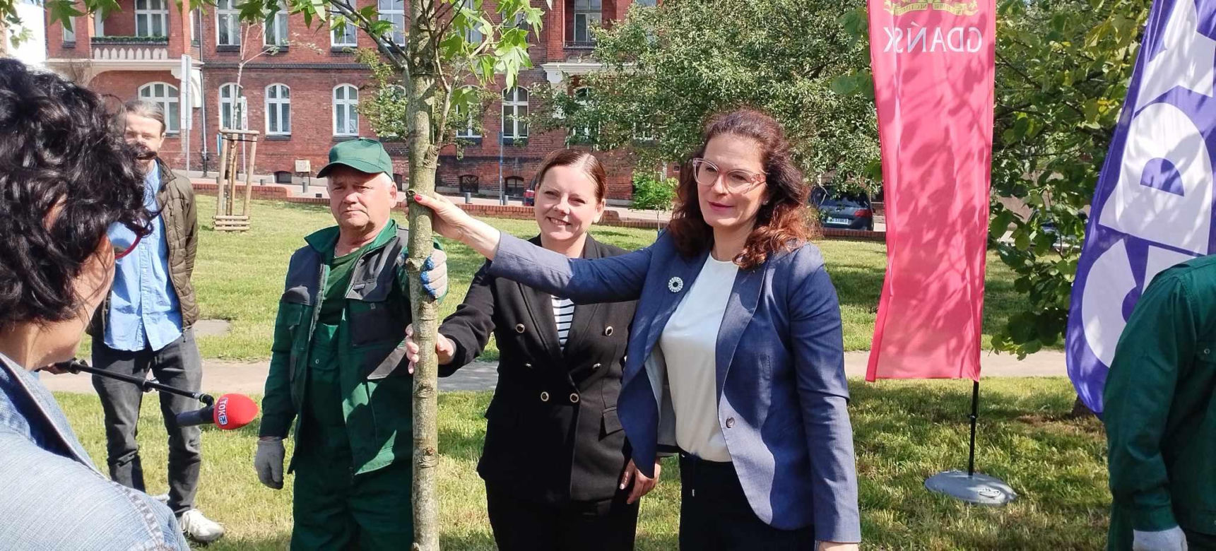 Obietnica frekwencyjna dotrzymana! Prezydentki Gdańska i Gdyni zasadziły drzewo