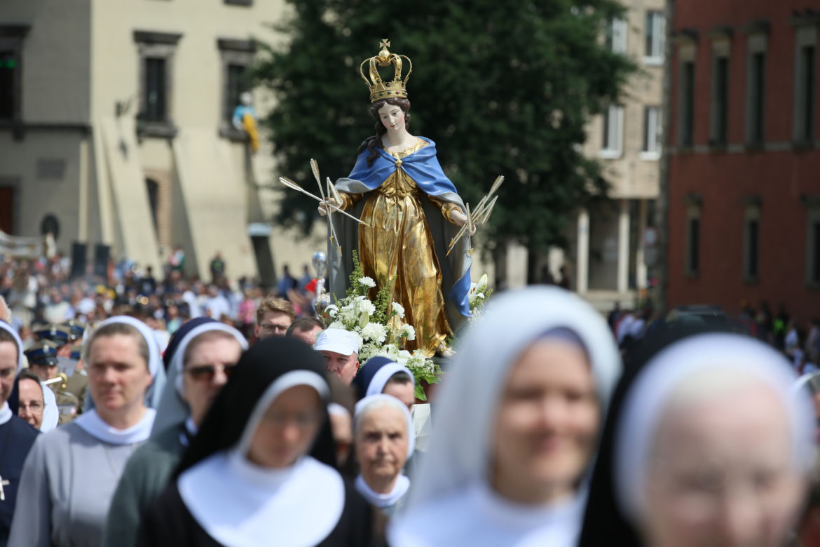 Centralna procesja Bożego Ciała w Warszawie. Ołtarze nawiązywały do wojny