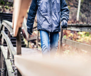 Wyjmij ręce z kieszeni na spacerze. Ten prosty nawyk to najlepsza polisa bezpieczeństwa 