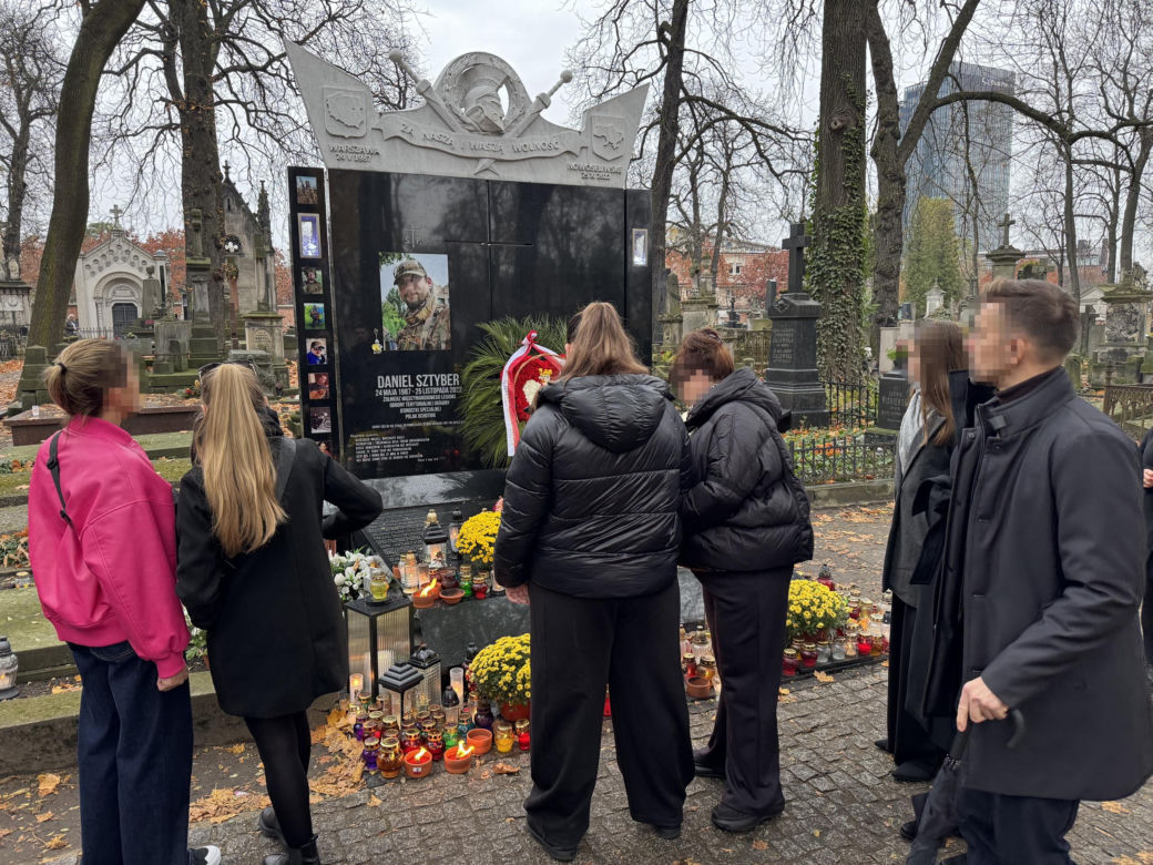 Tak wygląda grób Daniela Sztybera w Święto Zmarłych. Polski żołnierz oddał życie za Ukrainę