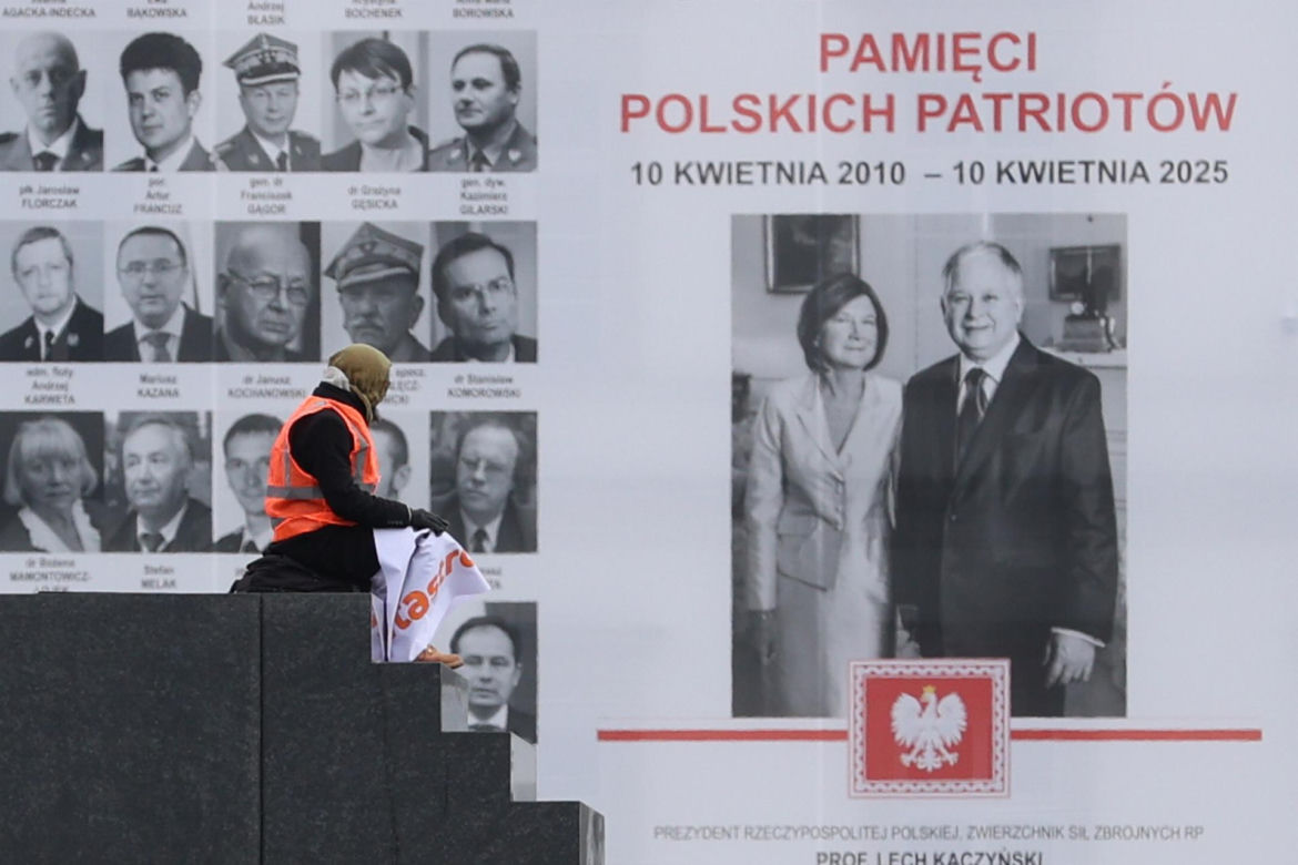 Pomnik smoleński oblany sztuczną krwią
