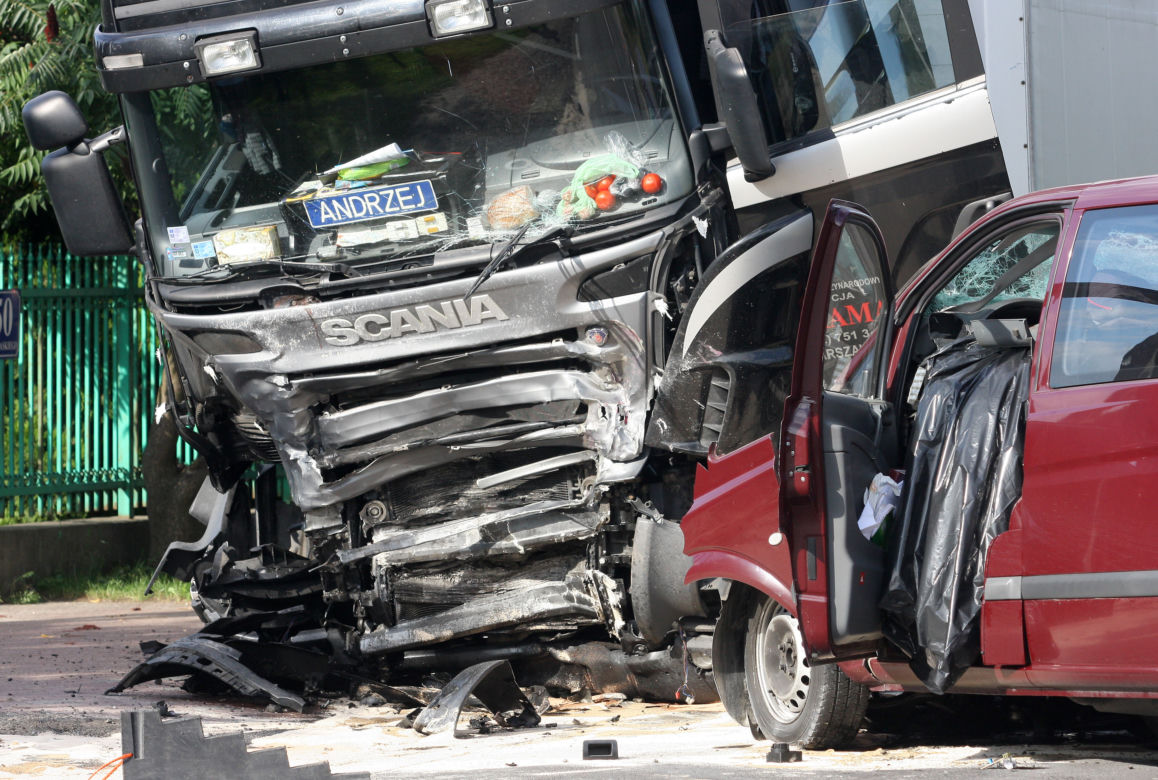 Konstancin Jeziorna: Tragiczny wypadek. Mercedes zderzył się z tirem