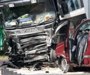 Konstancin Jeziorna: Tragiczny wypadek. Mercedes zderzył się z tirem