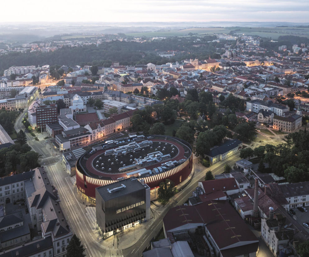 Arena w Igławie z lotu ptaka wkomponowana w miasto. O najlepszym czeskim budynku przeczytasz w serwisie Architektura.