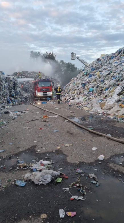 Pożar w zakładzie recyklingu w Rawiczu. Na miejscu ponad 130 strażaków [ZDJĘCIA]