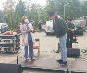 Koncert na parkingu Szpitala Dziecięcego w Olsztynie