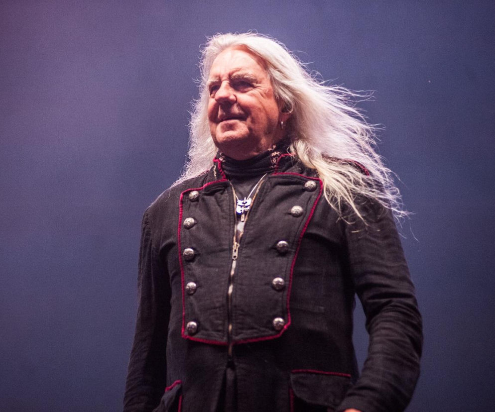 Biff Byford z zespołu Saxon na scenie. O nowym albumie Gods of Thunder przeczytasz na EskaRock.