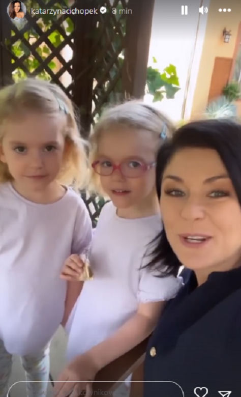 M jak miłość na planie. Kinga (Katarzyna Cichopek), bliźniaczki Emilka (Julia Kempka), Zuzia (Marcelina Kempka) 