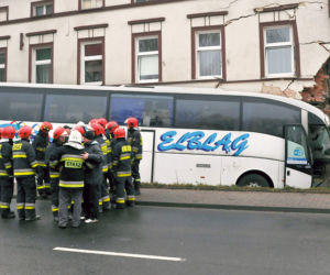 Autobus wbił się w dom