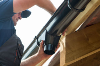 Jak prawidłowo zamontować rynny w domu jednorodzinnym