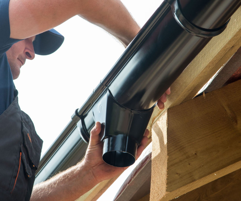 Jak prawidłowo zamontować rynny w domu jednorodzinnym