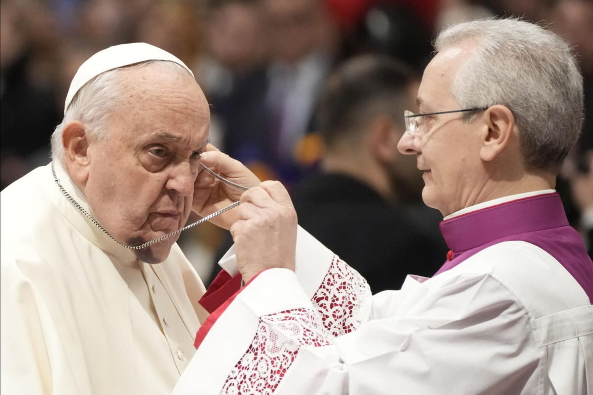  Papież Franciszek z siniakami na twarzy! Co się stało?