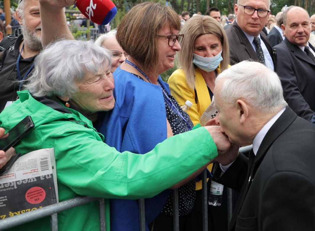 Kaczyński rozchwytywany przez kobiety na konwencji PiS!