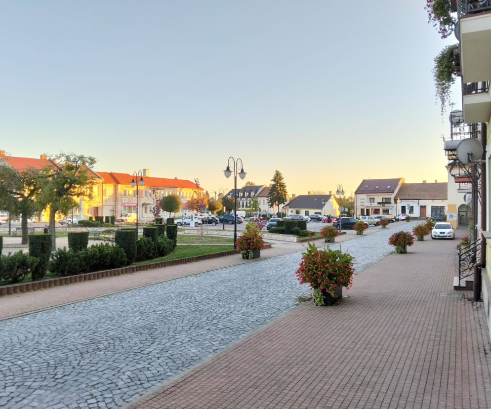 To miasto w województwie małopolskim ma jeden z najpiękniejszych rynków. Olśniewa również zabytkowym ratuszem