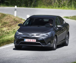 Toyota Avensis lifting 2015