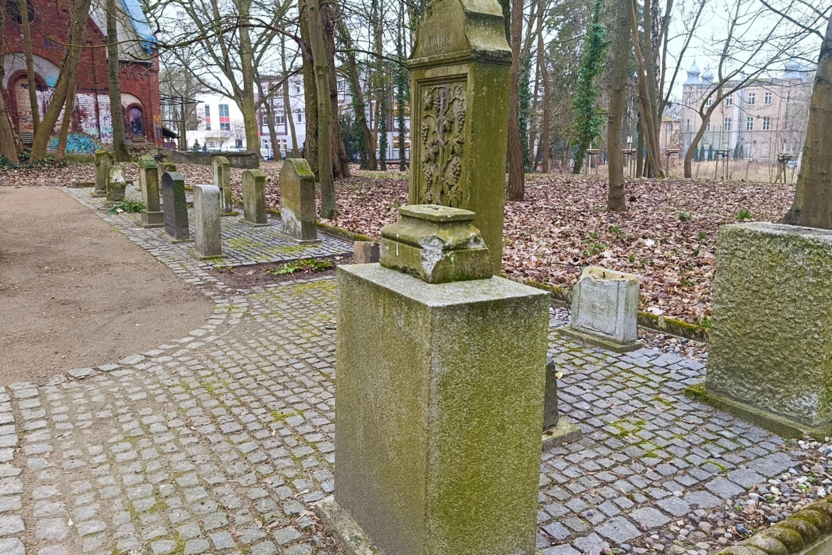 Wandalizm w lapidarium