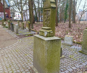 Wandalizm w lapidarium
