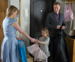 Na Wspólnej odc. 2119. Igor (Kuba Wesołowski), Julka (Maja Oświecińska), Elżbieta (Paulina Chapko)