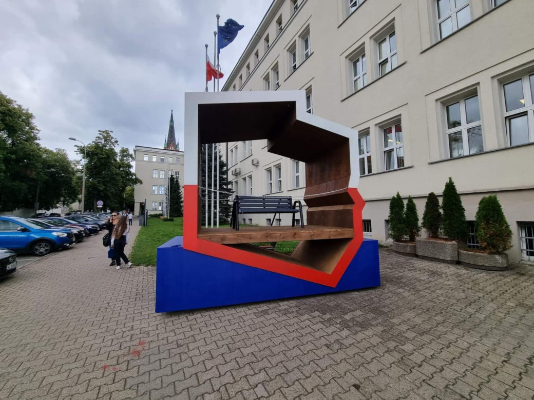 Kontrowersyjna instalacja w centrum Olsztyna