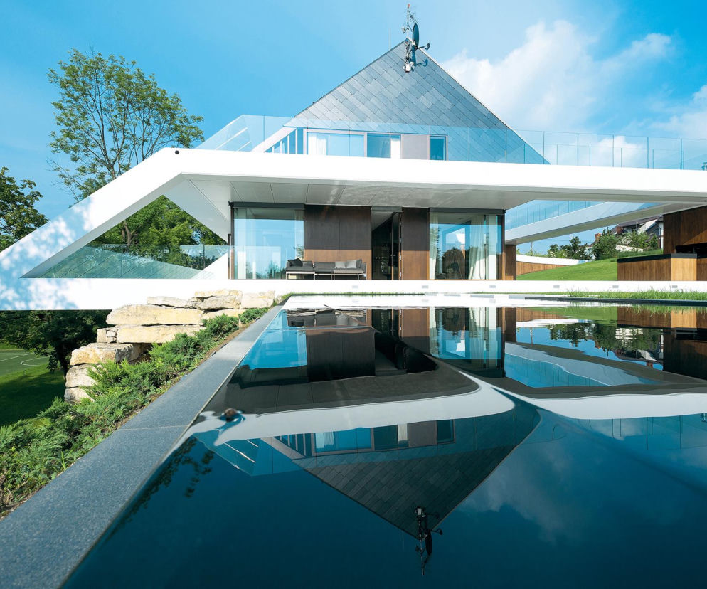 Nowoczesny dom EDGE o geometrycznej bryle na skale z basenem w tle. O niezwykłej architekturze przeczytasz na Muratordom.